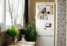 Как разместить холодильник в маленькой кухне?