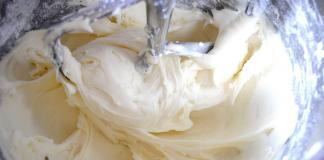 Творожный крем для торта с желатином: состав, ингредиенты, пошаговый рецепт с фото, нюансы и секреты приготовления Творожно сметанный крем с желатином